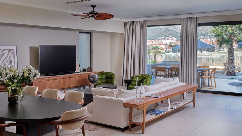 Wohnzimmer mit Terrassenzugang und Meerblick