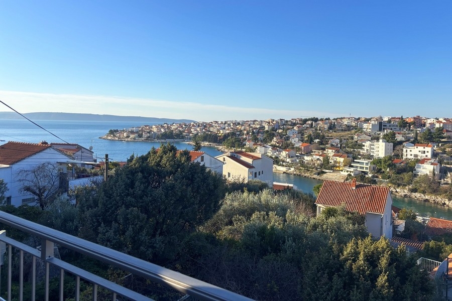 Panoramablick auf das Meer und die Bucht von der Terrasse