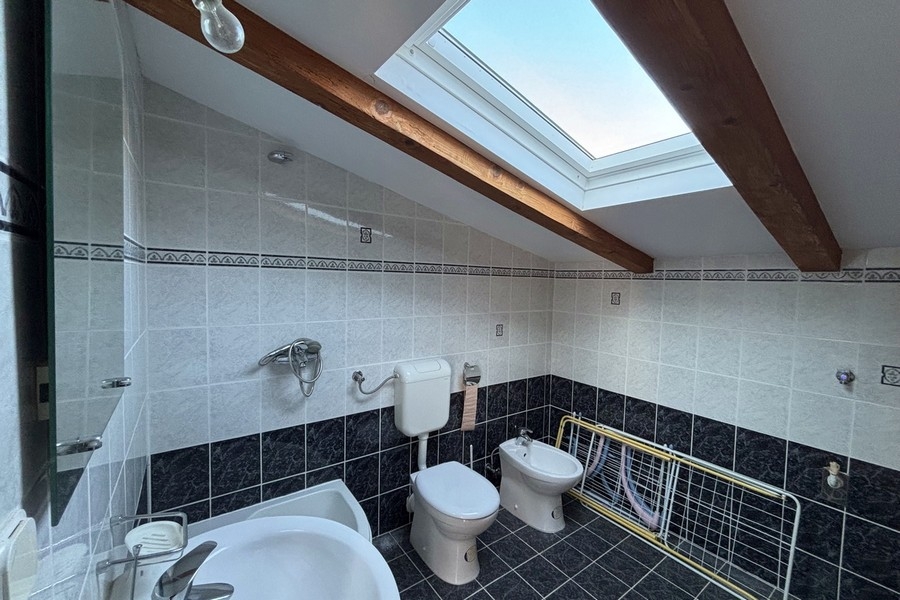 Badezimmer mit Dachfenster und Tageslicht