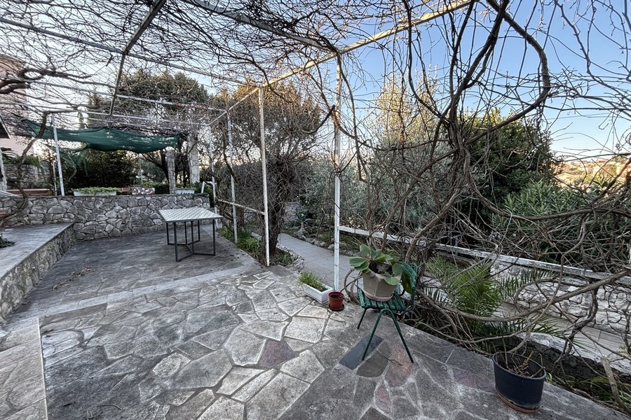 Mediterraner Garten mit Pergola und Natursteinterrasse