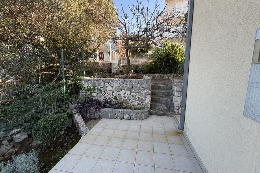 Gepflegter Garten mit Natursteinmauer