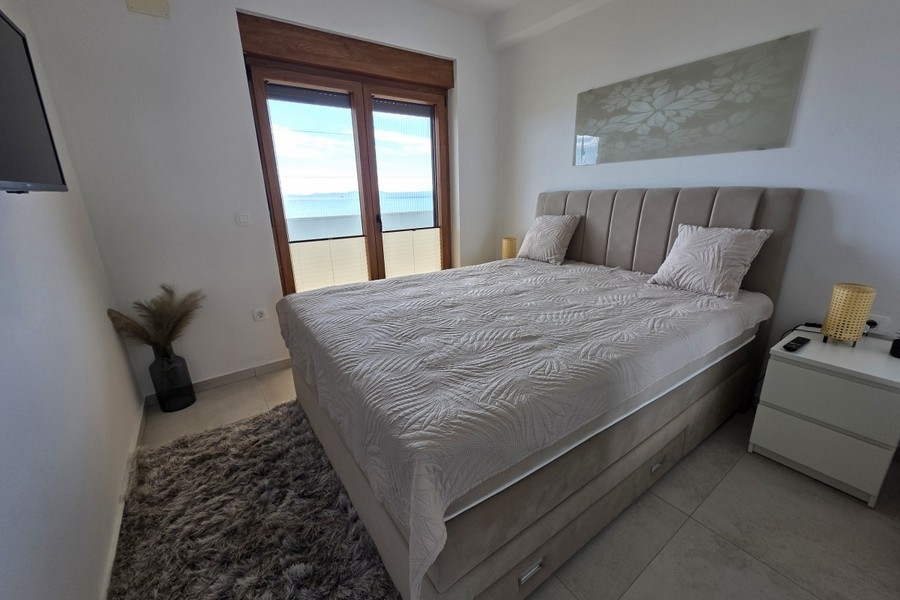 Schlafzimmer mit Meerblick in der Villa in Kroatien