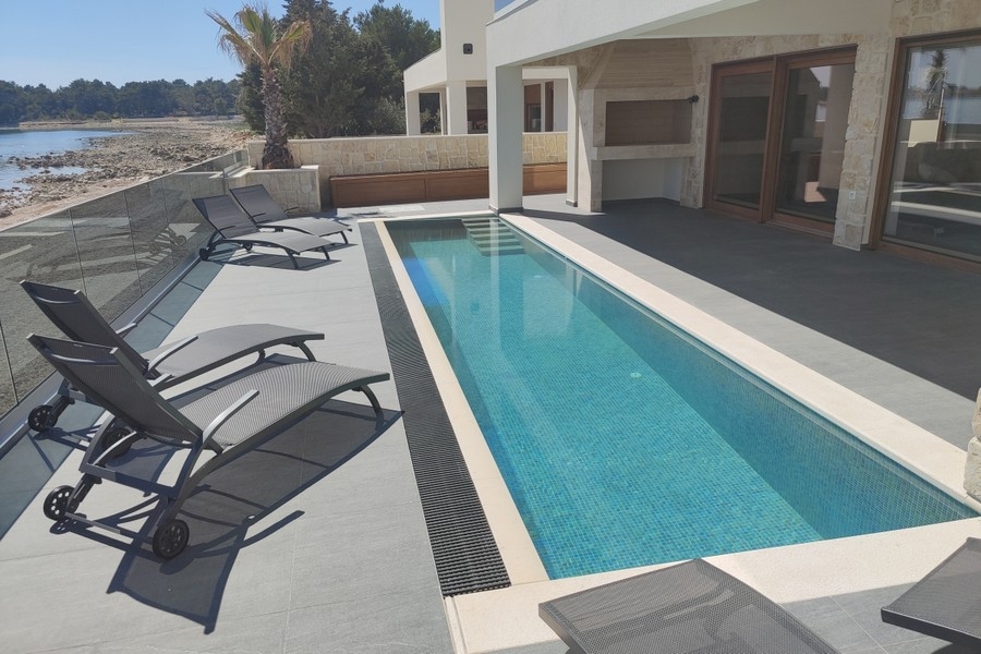 Swimmingpool und Sonnenterrasse der Villa in Kroatien