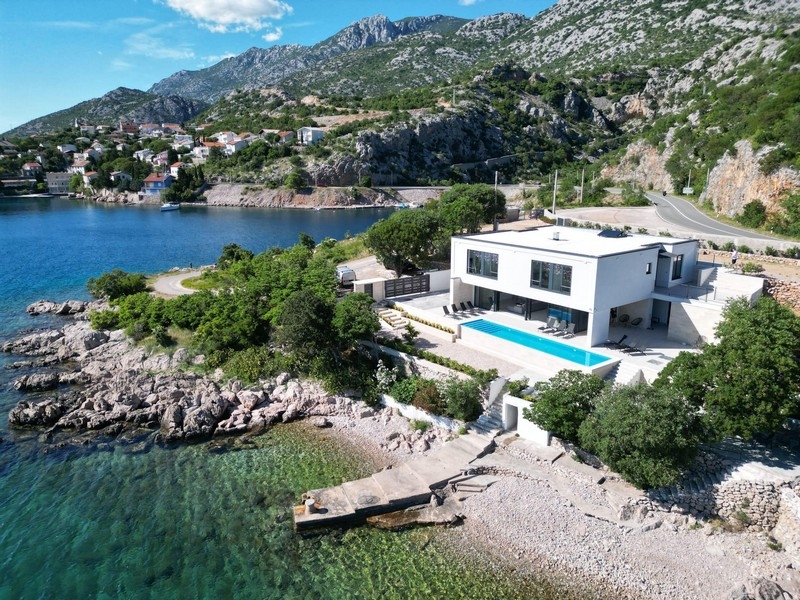 Moderne Villa in erster Reihe am Meer mit Pool in Karlobag