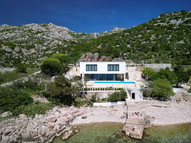Luxusvilla mit Pool vor der Bergkulisse des Velebit