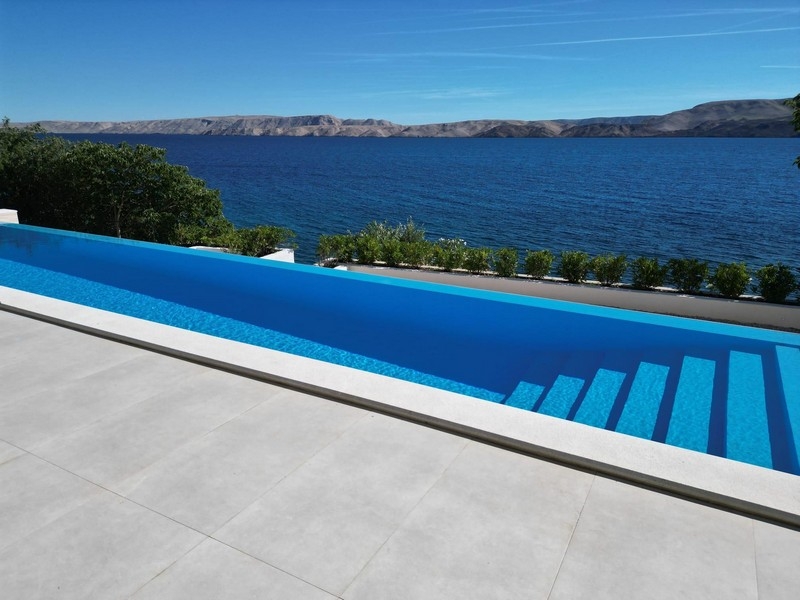Infinity-Pool mit direktem Meerblick