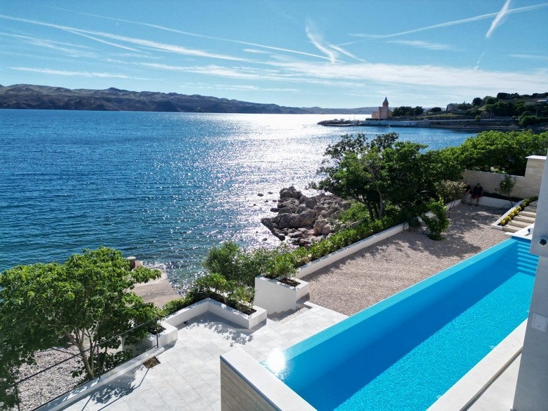 Poolterrasse mit Meerblick in Kroatien