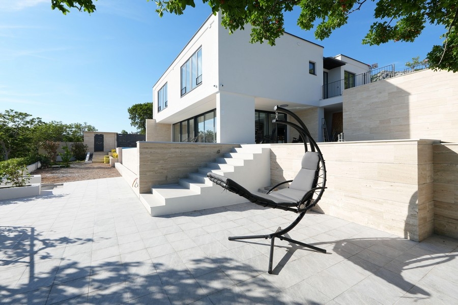 Sonnenterrasse der Villa mit Hängesessel
