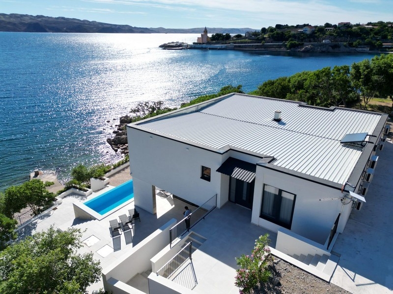 Villa mit Pool direkt am Meer