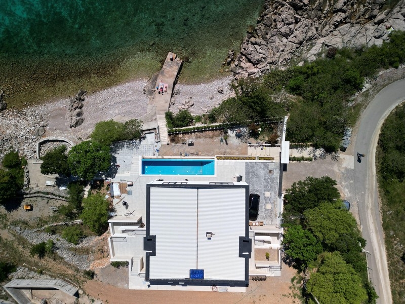 Luftaufnahme von Grundstück und Pool mit Strandzugang