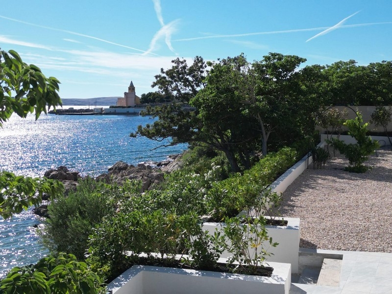 Mediterrane Gartenanlage mit Meerblick