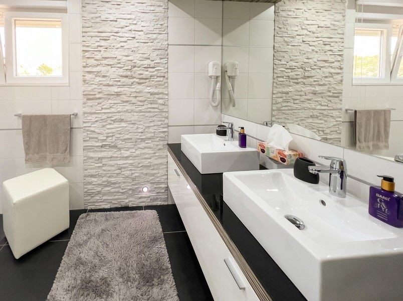 Modernes Badezimmer mit Doppelwaschbecken