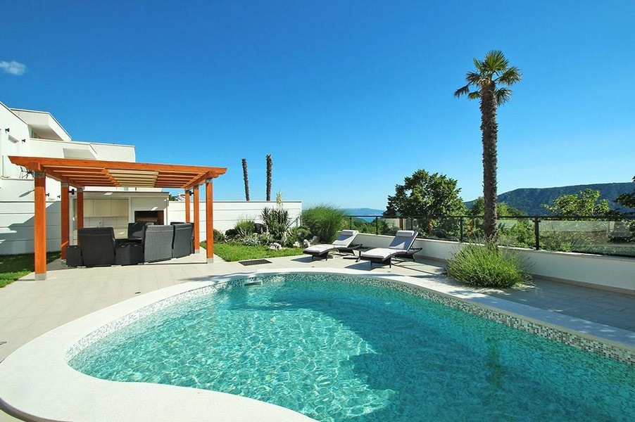Pool mit Pergola und Blick ins grüne Umland