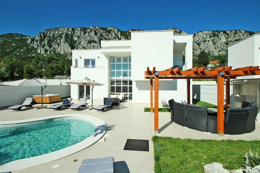 Außenbereich der Villa mit Pool und Whirlpool