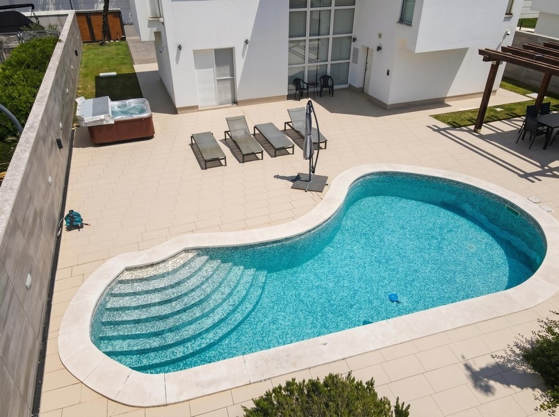 Beheizter Pool mit Treppe und Liegebereich