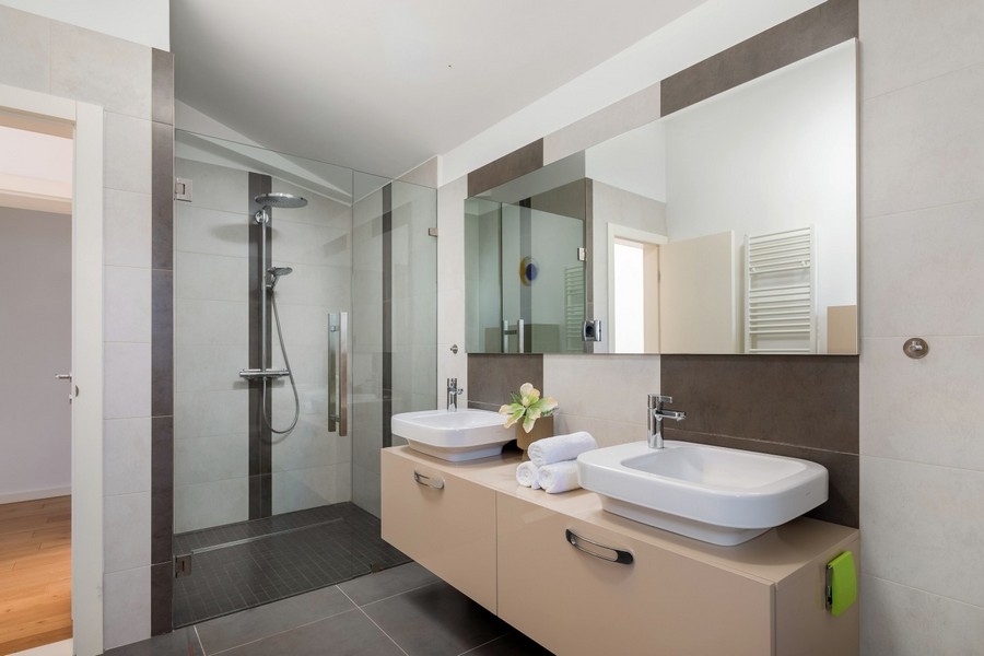 Modernes Badezimmer mit Dusche und Doppelwaschbecken