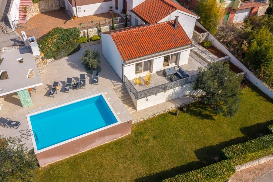 Luftaufnahme der Villa mit Pool und Garten in Kroatien