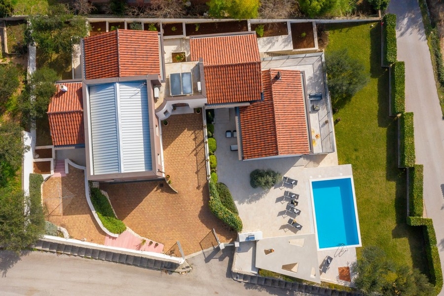 Luftaufnahme von Villa, Pool und Garten