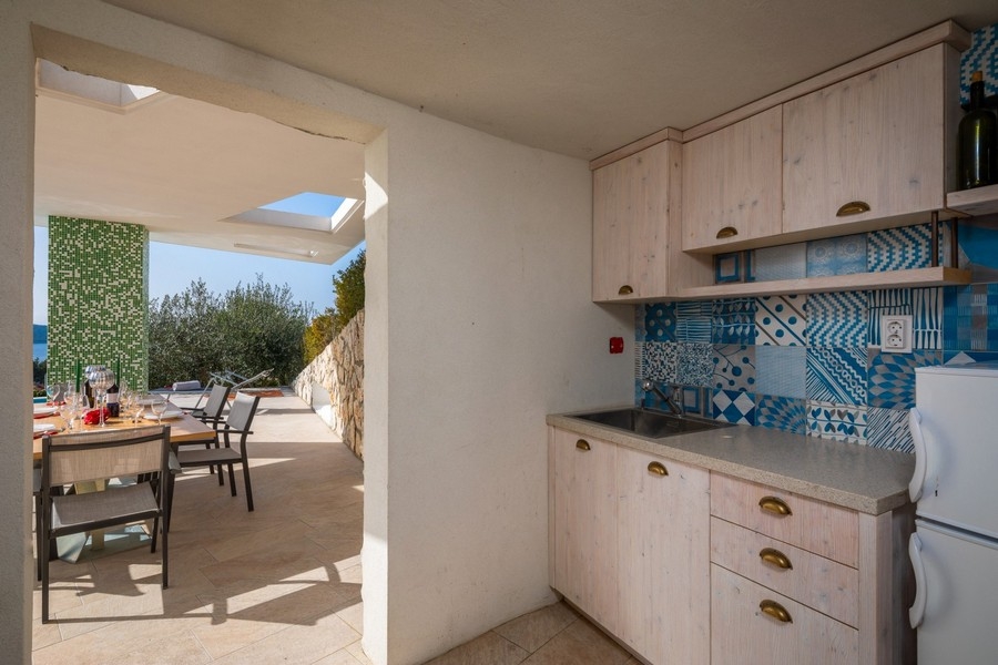 Moderne Küche mit Zugang zur Terrasse