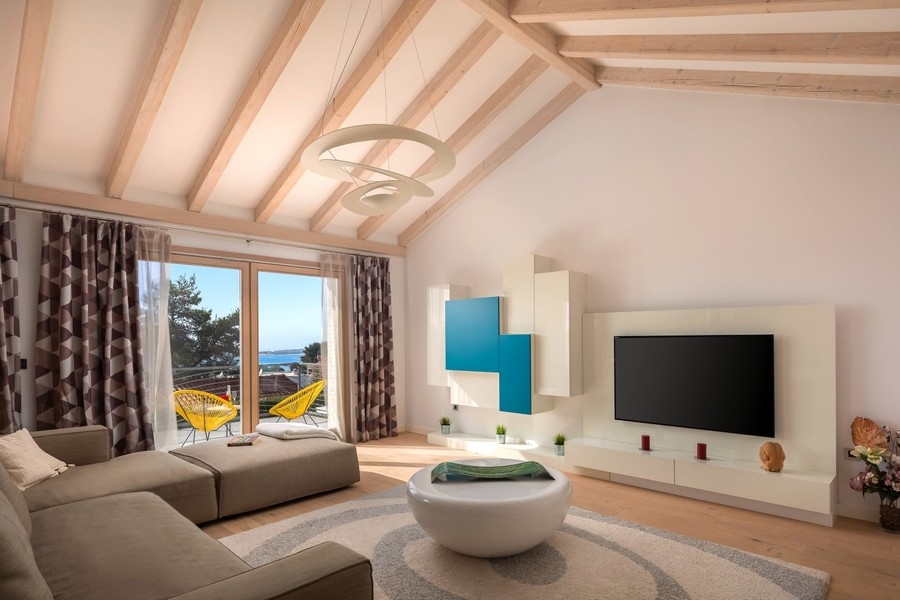 Heller Wohnbereich mit Holzdecke und Meerblick