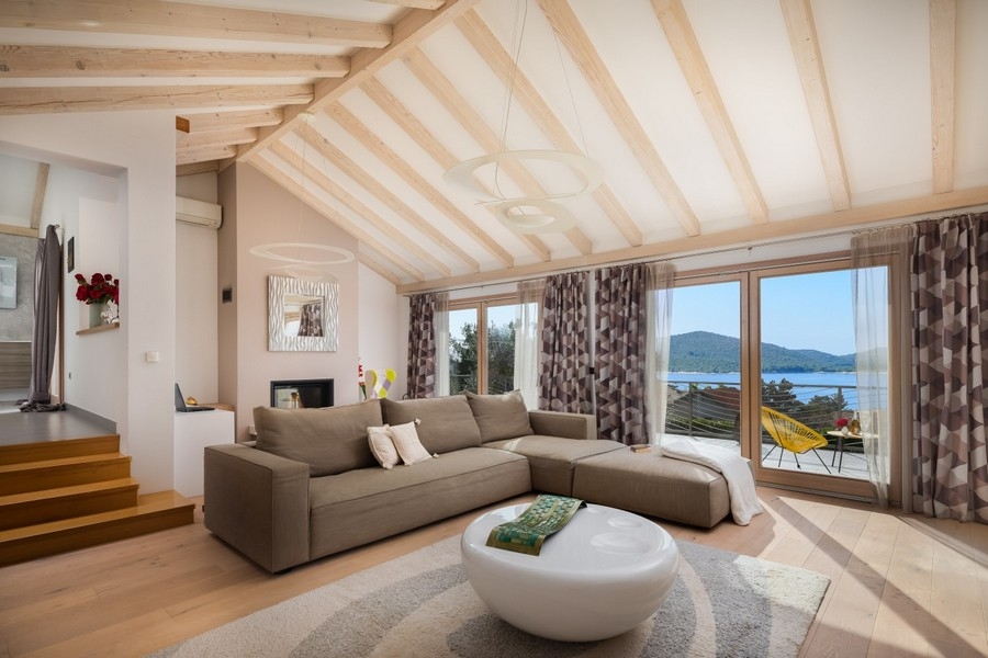 Geräumiges Wohnzimmer mit Sofas und Meerblick