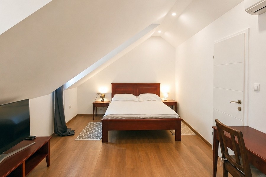 Schlafzimmer mit Doppelbett