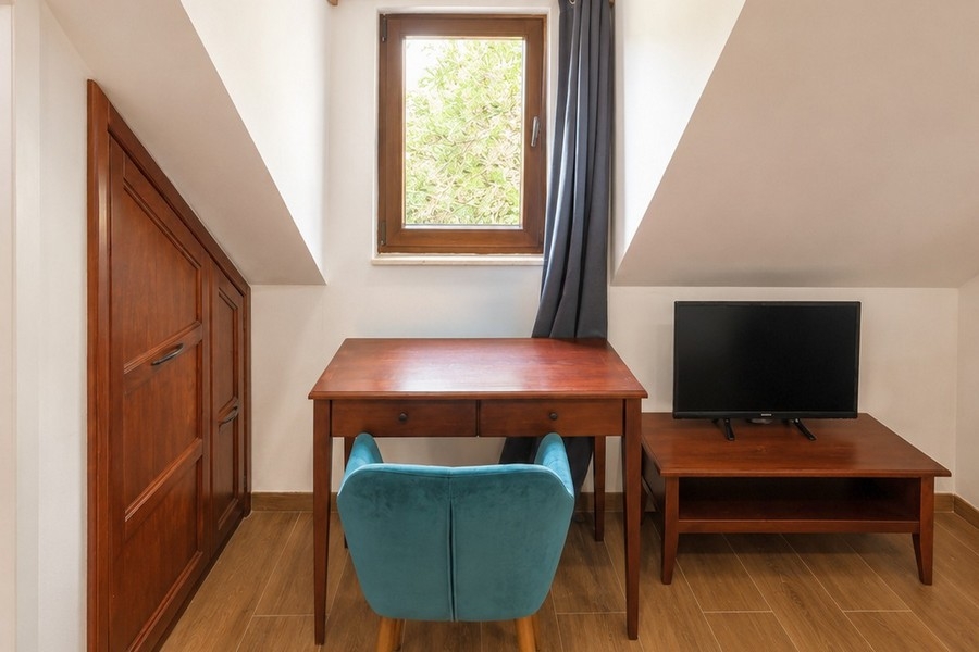 Arbeitsplatz mit Fernseher