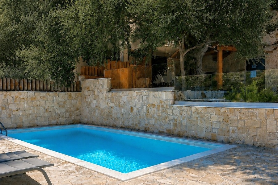 Swimmingpool am Steinhaus in Kroatien