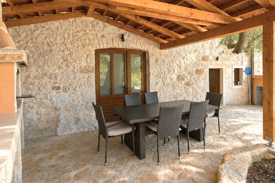 Außenbereich mit Sitzgelegenheit am Steinhaus