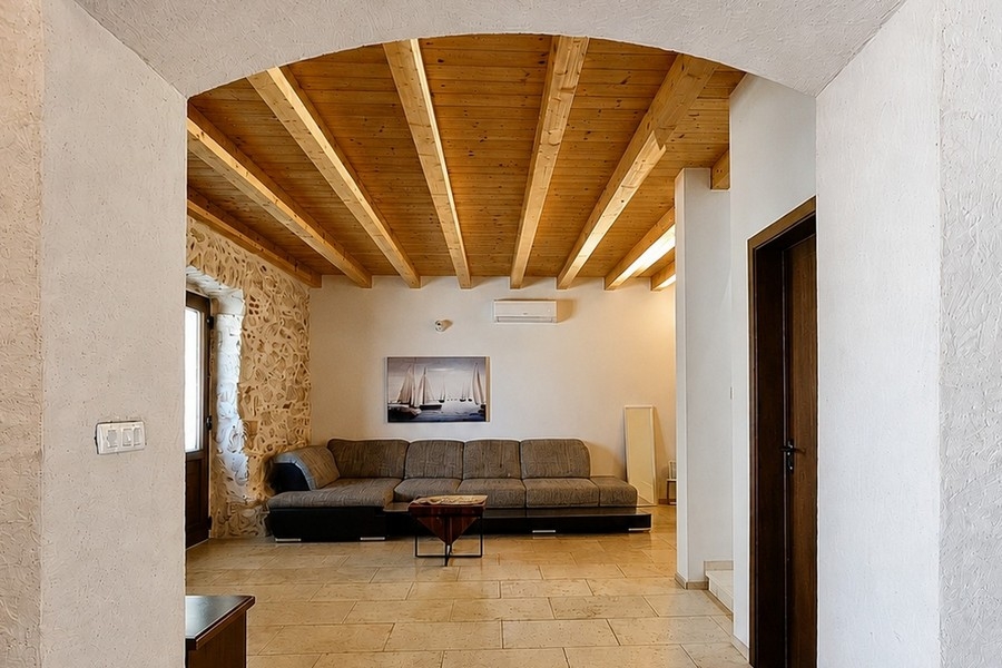 Wohnzimmer mit Holzbalkendecke