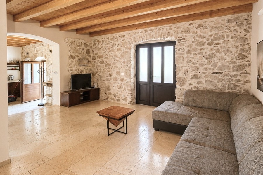 Wohnbereich mit Natursteinwand in Kroatien