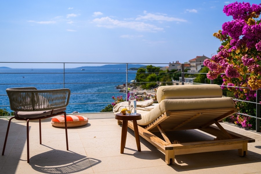 Terrasse mit Sonnenliegen und Meerblick