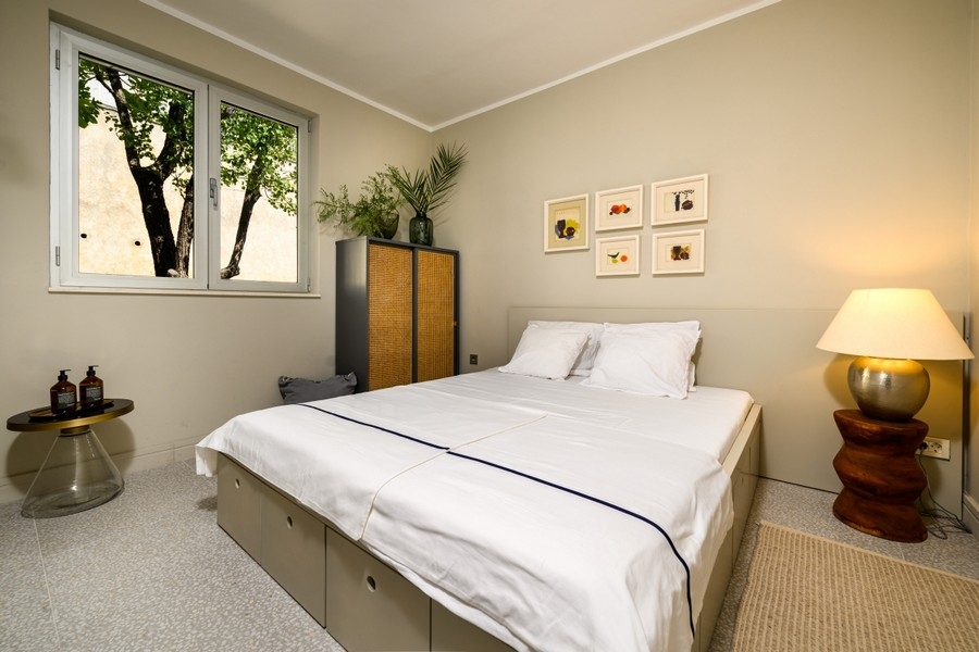 Schlafzimmer mit Doppelbett