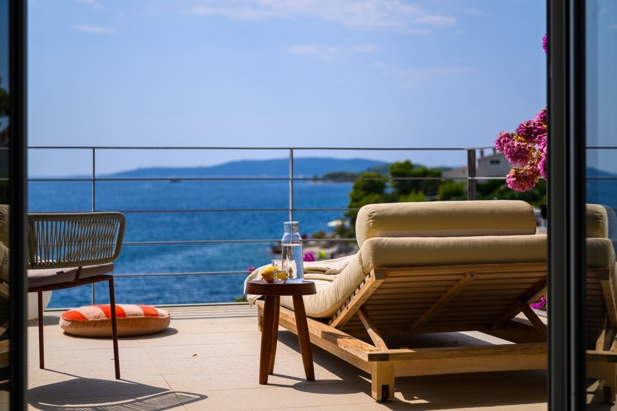 Terrasse mit Sonnenliege und Meerblick in Kroatien