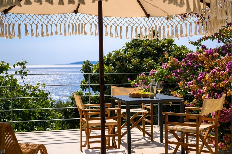 Terrasse mit Sitzplatz und offenem Meerblick