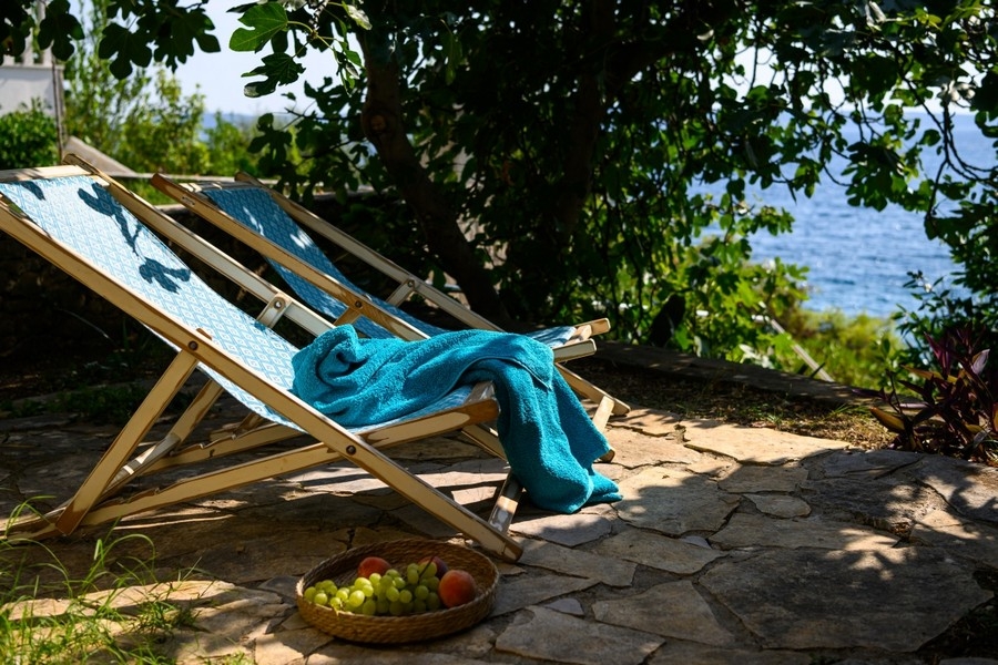 Liegestuhl im Garten direkt am Meer