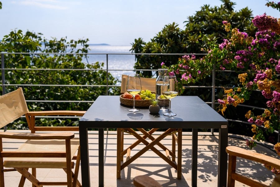 Sonnenterrasse mit Tisch und Meerblick in Kroatien