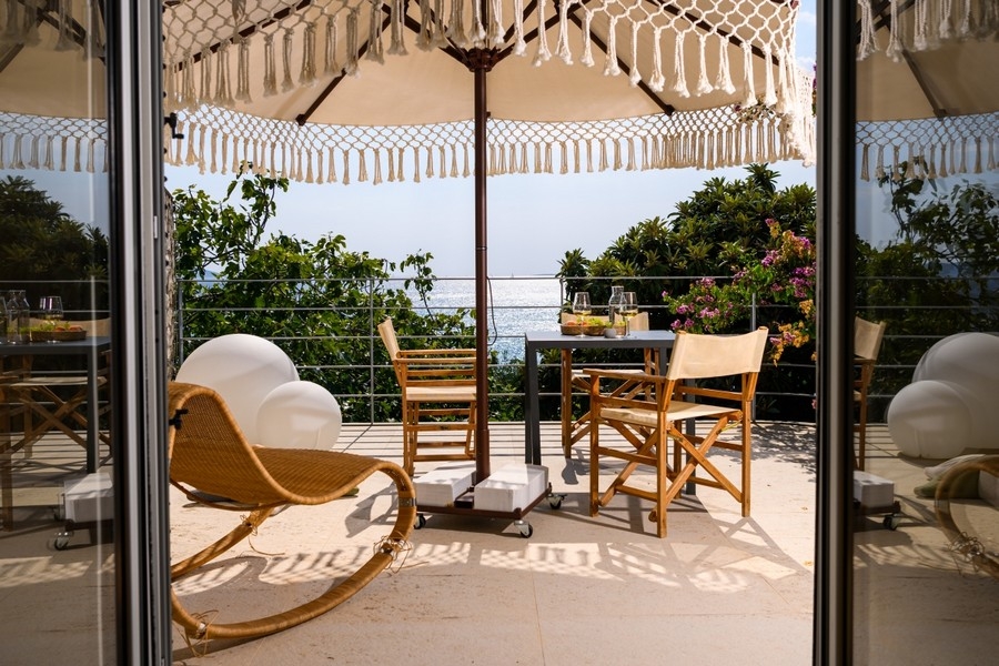 Überdachte Terrasse mit Sitzbereich und Meerblick