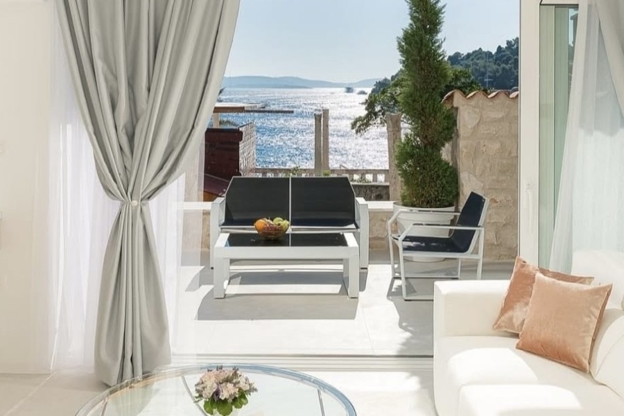 Terrasse mit Loungebereich und Meerblick in Hvar