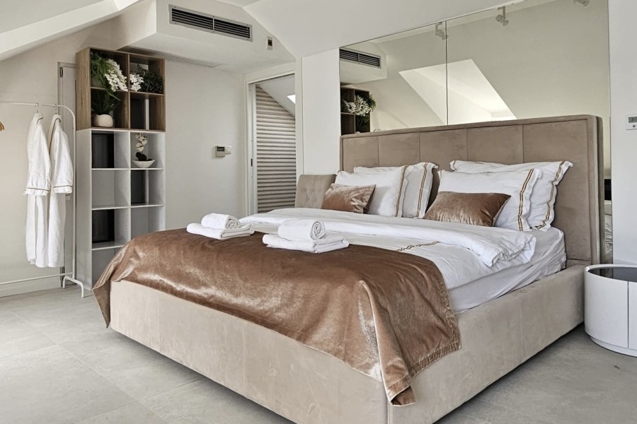 Schlafzimmer mit Doppelbett und Einbauschrank