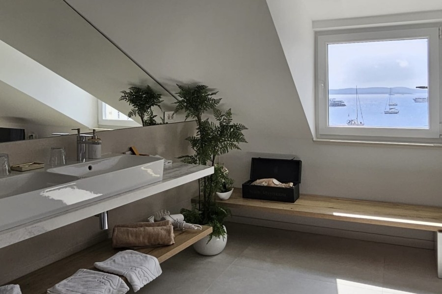 Badezimmer mit Meerblick in Kroatien