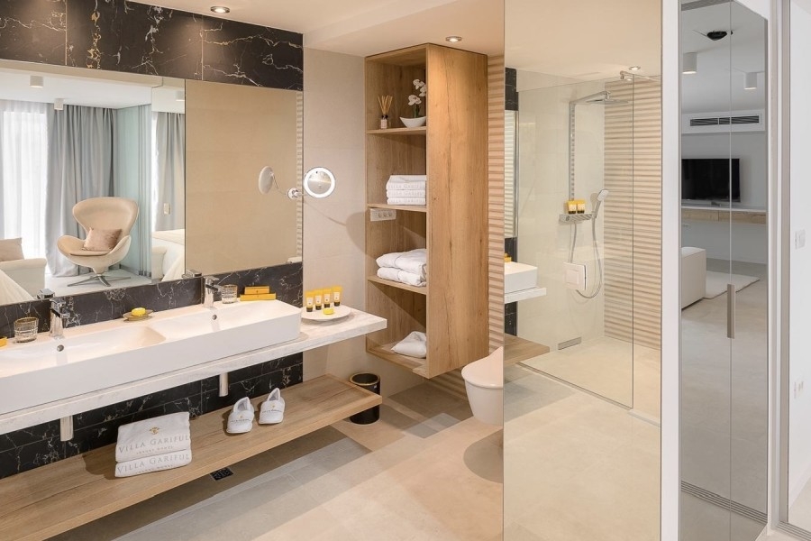 Badezimmer mit Doppelwaschtisch und Dusche