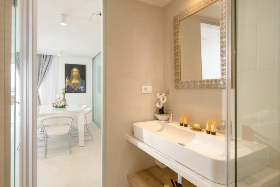 Badezimmer mit Waschbecken und Spiegel