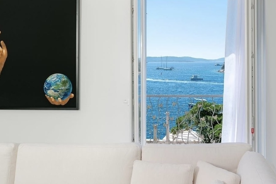 Blick auf das Meer durch ein Fenster der Villa