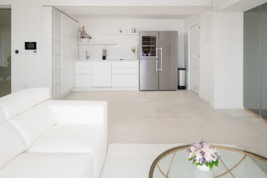 Offene Küche mit weißem Sofa