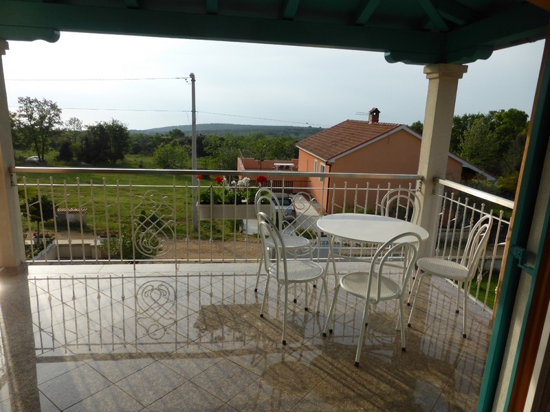 Terrasse mit Sitzplatz und Blick ins Grüne