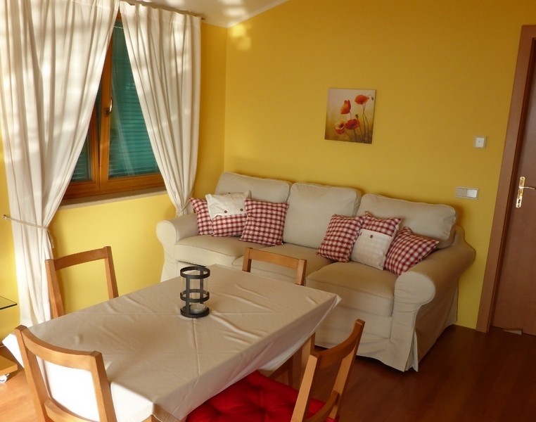 Wohnzimmer mit Sofa in warmen Farben