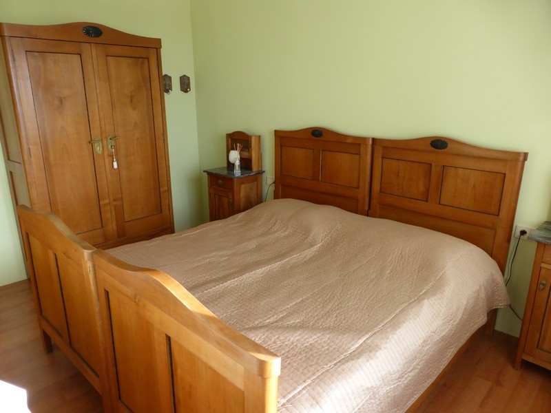 Schlafzimmer mit Holzbett