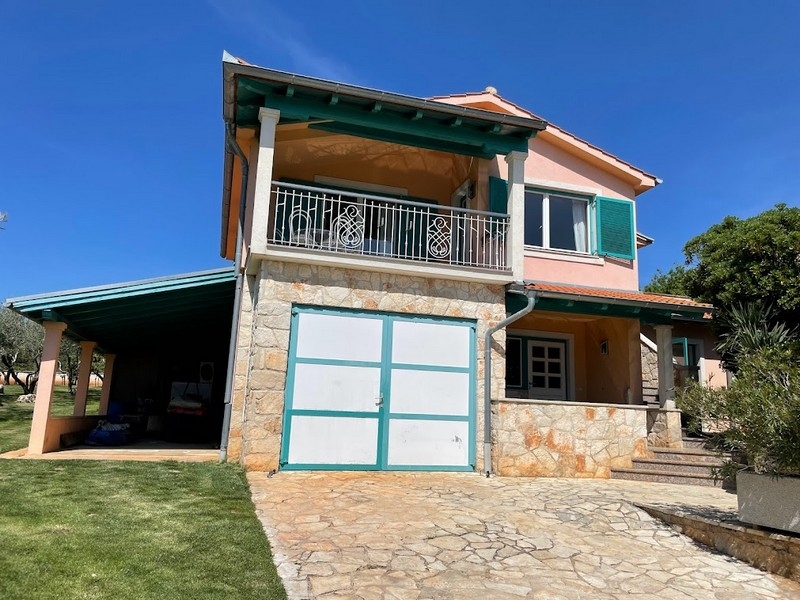 Seitenansicht des Hauses mit Garage