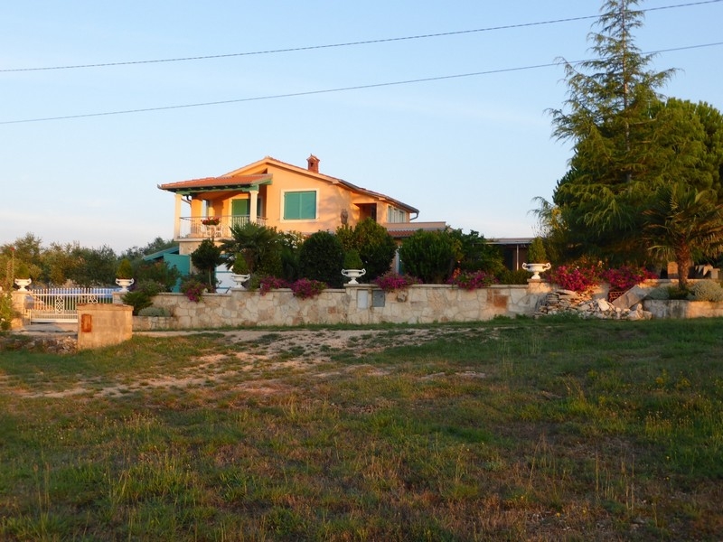 Haus in Hanglage mit mediterranem Garten